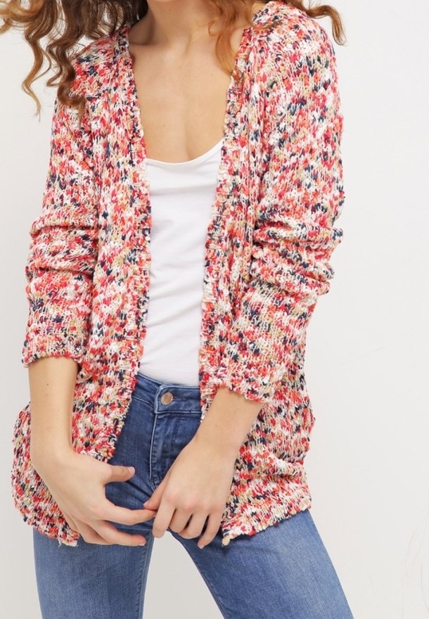 Stickad kofta med ett flerfärgat mönster i röd, rosa och vit. Den har långa ärmar, öppen front och en avslappnad passform.