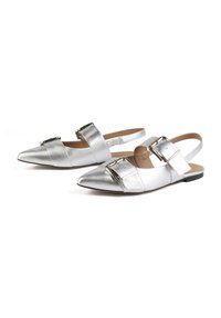 Scarpe slingback argento con punta affusolata, in pelle metallica, due ampio cinturini con dettagli in fibbia e suola piatta.