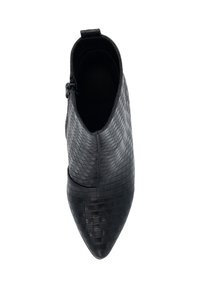 Botín negro de tobillo hecho de cuero trenzado con diseño de punta afilada, que cuenta con una cremallera lateral y un forro interior suave.
