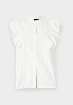 Blouse blanche à manches courtes avec des volants, fermeture à boutons à l'avant et rayures verticales subtiles. Fabriquée en tissu léger.