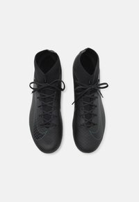 Baskets montantes noires avec une surface texturée, présentant des lacets foncés et un accent bleu subtil sur le logo swoosh.