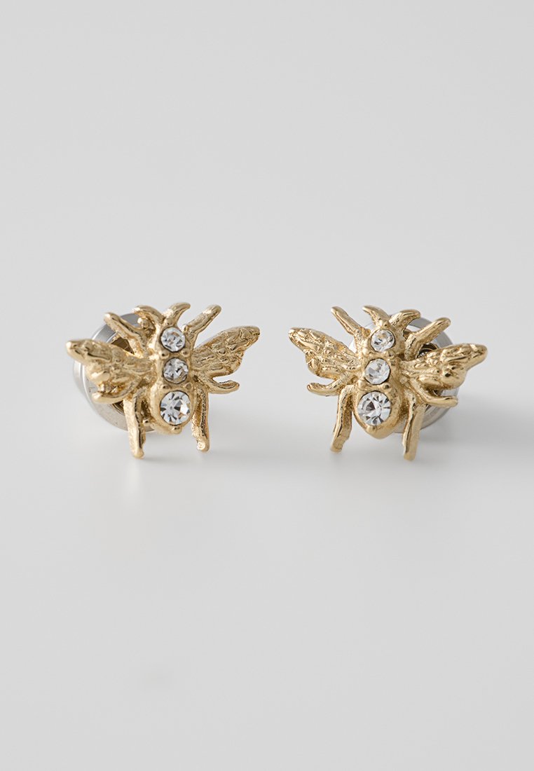 Orecchini a perno in tono oro a forma di ape, con tre pietre di rhinestone trasparenti sul corpo, design dettagliato delle ali e retro in tono argento.