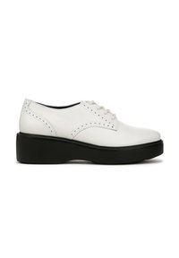 Scarpe in pelle bianca con lacci e punta arrotondata, caratterizzate da cuciture decorative e una suola nera spessa per contrasto.
