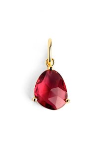 Pendente d'oro con una pietra preziosa rossa a forma di goccia, tagliata a faccette e con una superficie liscia e lucida, incastonata in quattro griffes.