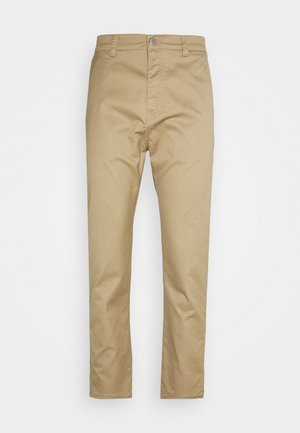 Beige chinos dengan desain kaki lurus, terbuat dari katun, dilengkapi dengan pinggang berbentuk kancing dan saku depan. Tekstur halus, tanpa pola.