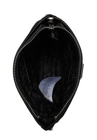 Schwarze Handtasche mit Reißverschluss, strukturiertem Lederoberfläche und Futter aus Stoff mit einem wiederholten Logo-Muster. Das Innere enthält ein Pflegeetikett.