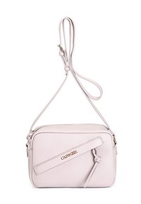 Lyserød læder crossover taske med lynlås, tekstureret overflade, knudedetalje og et guld logo akcent på forsiden.