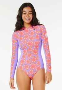 Bañador de manga larga con un vibrante patrón floral en tonos rosa y púrpura, confeccionado con una tela suave y elástica para mayor comodidad y libertad de movimiento.