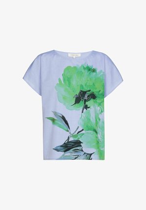 Kortärmelig, lichtblauwe blouse met een losse pasvorm, ronde halslijn en subtiele textuur. Geen zichtbare versieringen of patronen.