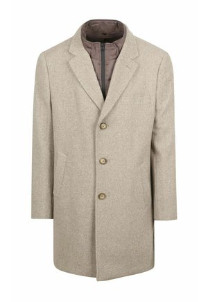 Beige herenoverjas met een reverskraag, drie knopen, zijzakken, en een donkergbruine binnenlaag met ritssluiting.