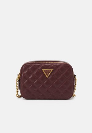Gequilted bordeaux leren tas met gouden hardware, voorzien van een driehoekig logo en een kettingband. Compact rechthoekig ontwerp met ritssluiting.