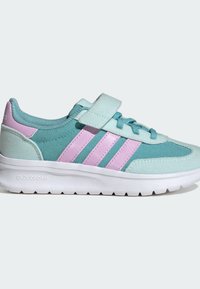 Baskets teal et rose avec une tige en synthétique, trois bandes roses, sangle ajustable et semelle blanche Cloudfoam pour un amorti et un soutien.