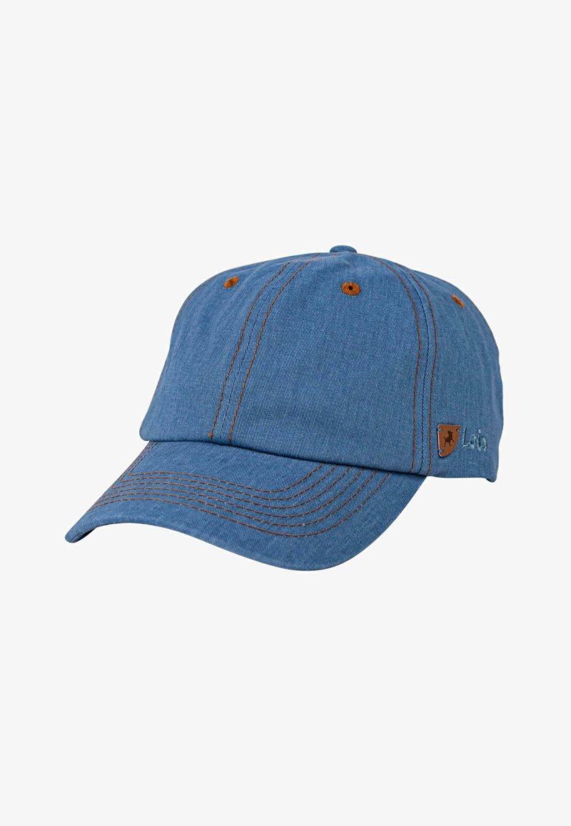 Gorra de béisbol de tela azul con visera curva, detalles en costura marrón y un pequeño parche con logo en el lateral. Correa trasera ajustable.