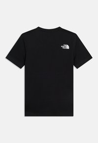 Μαύρο κοντομάνικο T-shirt με λευκό λογότυπο "The North Face" στην επάνω αριστερή πλευρά της πλάτης, με φόντο μονόχρωμο.