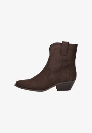 Bruine suède enkellaars met lage gestapelde hak, puntige neus en trekkoord aan de zijkant, afgebeeld tegen een witte achtergrond.