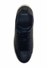 Sneaker in pelle blu navy con superficie testurizzata, punta tonda e suola in gomma bianca. Presenta lacci neri e il nome del produttore all'interno.