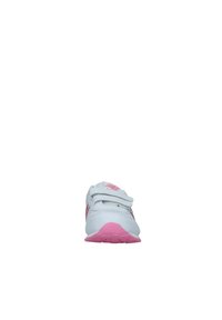 Scarpa da ginnastica bianca con accenti rosa, caratterizzata da un design testurizzato, cinturini in Velcro e una suola in gomma resistente. La vista frontale mette in evidenza la forma.