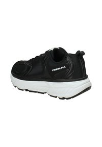 Scarpa sportiva nera con colletto e linguetta imbottiti, tomaia testurizzata e suola bianca spessa, caratterizzata da un branding e dei dettagli sottili.