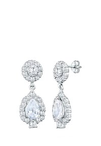 Boucles d'oreilles argentées avec un clou rond et un pendentif en forme de poire, entouré de petites pierres rondes transparentes, présentant une finition brillante et réfléchissante.