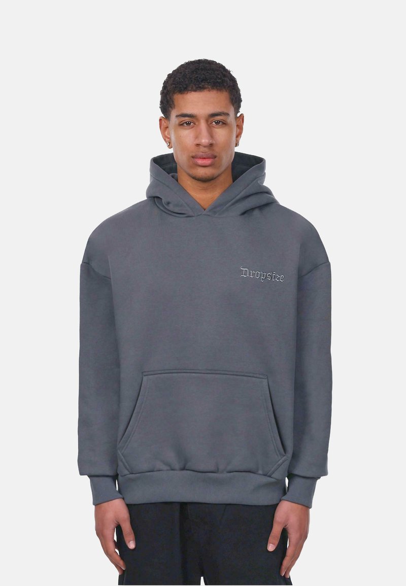 Grauer Hoodie aus weichem Stoff, mit einer vorderen Kängurutasche, gerippten Bündchen und dem auf der Brust gestickten Text "Dropsize".