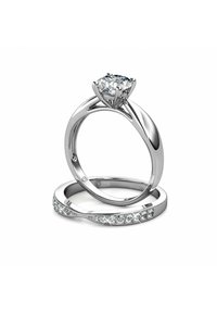 Witgouden verlovingsring met een grote ronde diamant in het midden, heeft een gladde band en een bijpassende band met kleine diamanten aan één zijde.