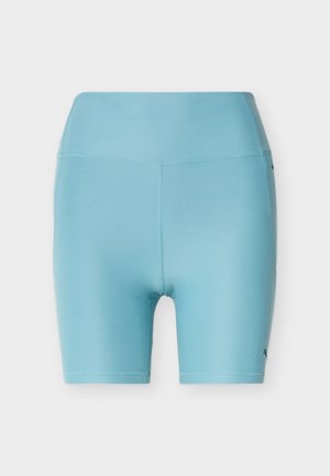 Šviesiai mėlynos spalvos aukšto liemens, tamprios sportinės šortai su lygiomis siūlėmis ir mažu logotipu kairėje kojų pusėje.