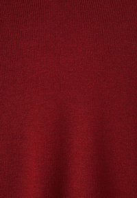 Rødt strikket sweaterstof med et struktureret, ribbet mønster; blødt og let elastisk materiale, ideelt til afslappet brug.