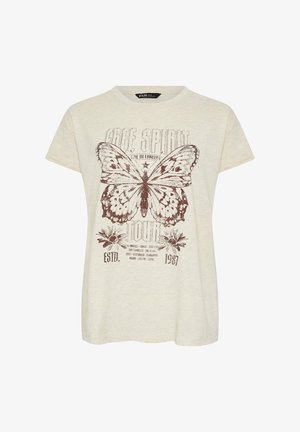 Beige T-paita, jossa suuri ruskea perhoskuvio, teksti "Free Spirit Tour", kukka-aiheita ja kaupunkien nimiä painettuna etupuolelle.