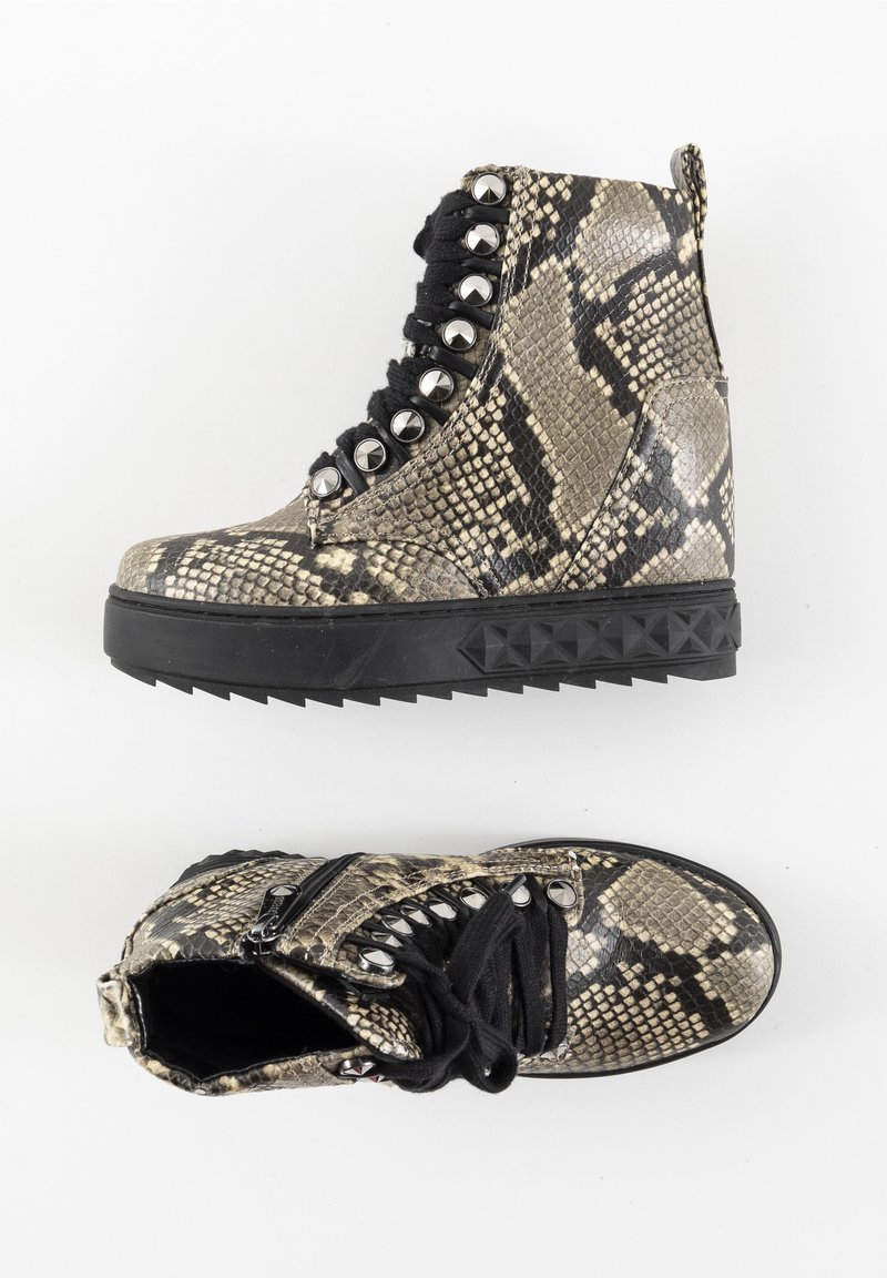 Guess Sleehak sandalen SALE • Tot 30% korting