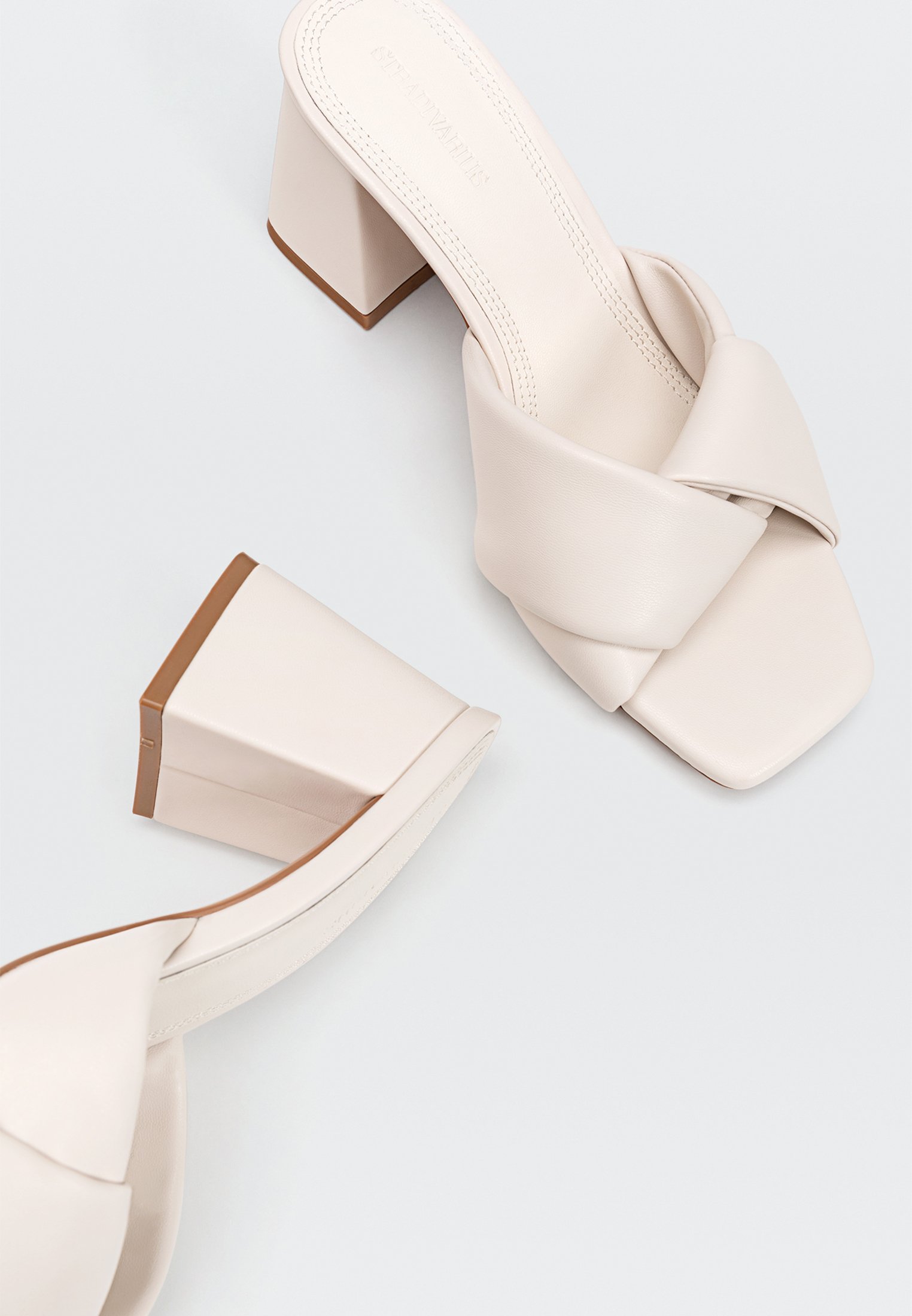 Stradivarius ABSATZ MIT NOTEN - Muiltjes met hak - off white/crème -  Zalando.be