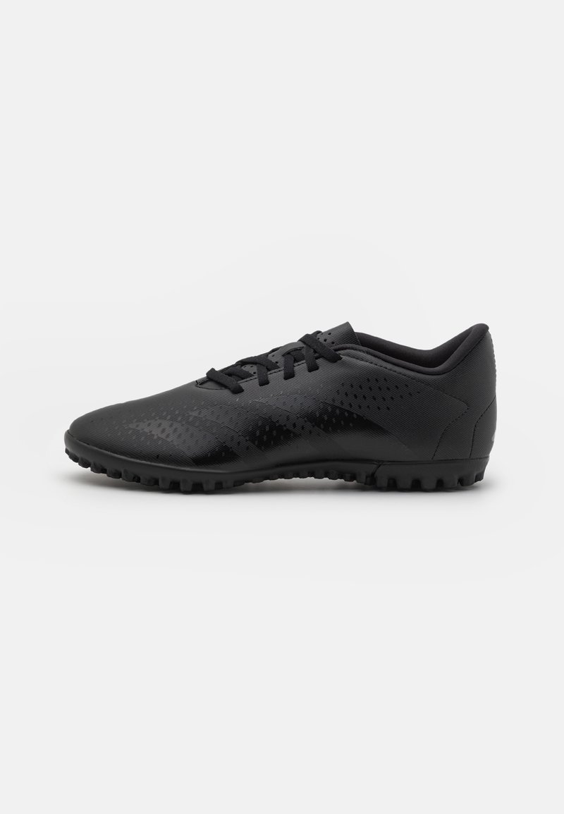 Scarpe sportive nere con tomaia sintetica texturizzata, profilo basso, design con lacci e suola in gomma dotata di piccoli chiodi per la trazione.