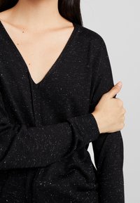 Sisley Stickad tröja - black