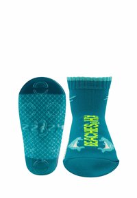 Türkise Strümpfe für Kleinkinder mit rutschfesten Gummisohlen, bedrucktem Text "KENSHI" und Haifischmotiven auf den Seiten aus Stoff.