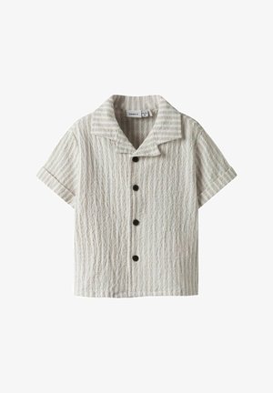 Chemise à manches courtes en tissu texturé blanc cassé avec de fines rayures verticales brun clair. Elle dispose d'un col et de boutons noirs sur le devant.