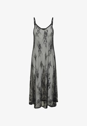 Črna prosojna čipkasta obleka s cvetličnimi vzorci, tankimi nastavljivimi naramnicami in tekočim midi dizajnom na belem ozadju.