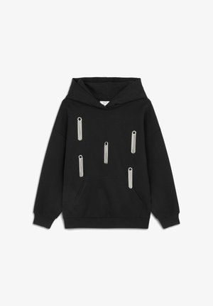 Schwarzer Kapuzenpullover aus Baumwolle, mit einer Fronttasche und sechs silbernen Metallakzenten, die Quasten ähneln. Lässige Passform mit großer Kapuze.