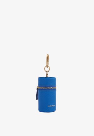 Custodia cilindrica in pelle blu con cerniera e clip dorati, con il nome del marchio "MIRIADE" in lettere dorate.