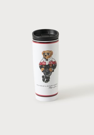 Gobelet de voyage blanc avec un couvercle noir mettant en scène un ours portant des lunettes de soleil, une veste et un jean, avec le texte "Polo Bear by Ralph Lauren" en dessous.