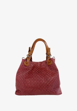 Geweven rode leren handtas met een textuurpatroon in een raster, bruine leren handvatten en zilverkleurige hardwareaccenten. Ruim en gestructureerd ontwerp.