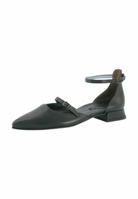 Chaussure plate en cuir noir avec un bout pointu, une bride à la cheville et un petit talon carré. Texture lisse et accessoires matériels minimaux.