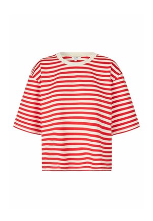 Piros és fehér csíkos, rövid ujjú póló kerek nyakkal, laza fazonnal és puha anyaggal. A csíkok egyenletesen elhelyezettek és vízszintesek.
