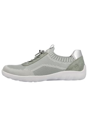 Zapatilla deportiva de color gris claro con una parte superior de malla texturizada, cordones elásticos y una suela blanca acolchada. Presenta un acento plateado en el talón.