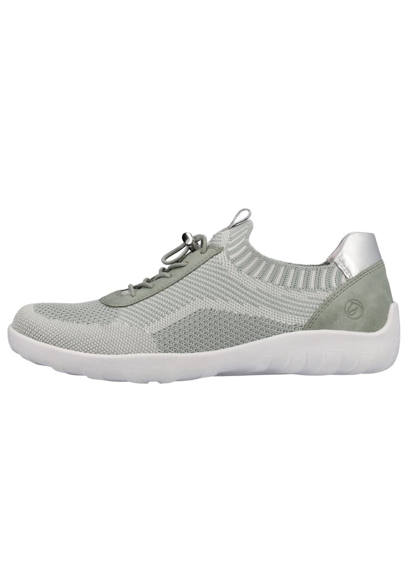 Hellgraues Sport Schuhwerk mit einem strukturierten Mesh-Obermaterial, elastischen Schnürsenkeln und einer gepolsterten weißen Sohle. Mit einem silbernen Akzent an der Ferse.
