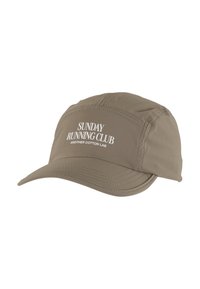 Lys brun løpecaps med buet skjerm, med hvit tekst "SUNDAY RUNNING CLUB" og "ANOTHER COTTON LAB" brodert på forsiden.