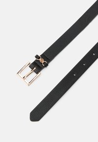 Curea din piele neagră cu o finisare texturată, având o cataramă metalică aurie în formă pătrată și multiple găuri de ajustare.