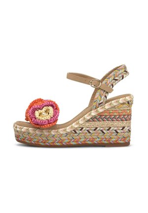 Sandalia de cuña con plataforma trenzada multicolor, correa beige en el tobillo y flor de crochet decorativa en tonos rosa y naranja en el dedo del pie.