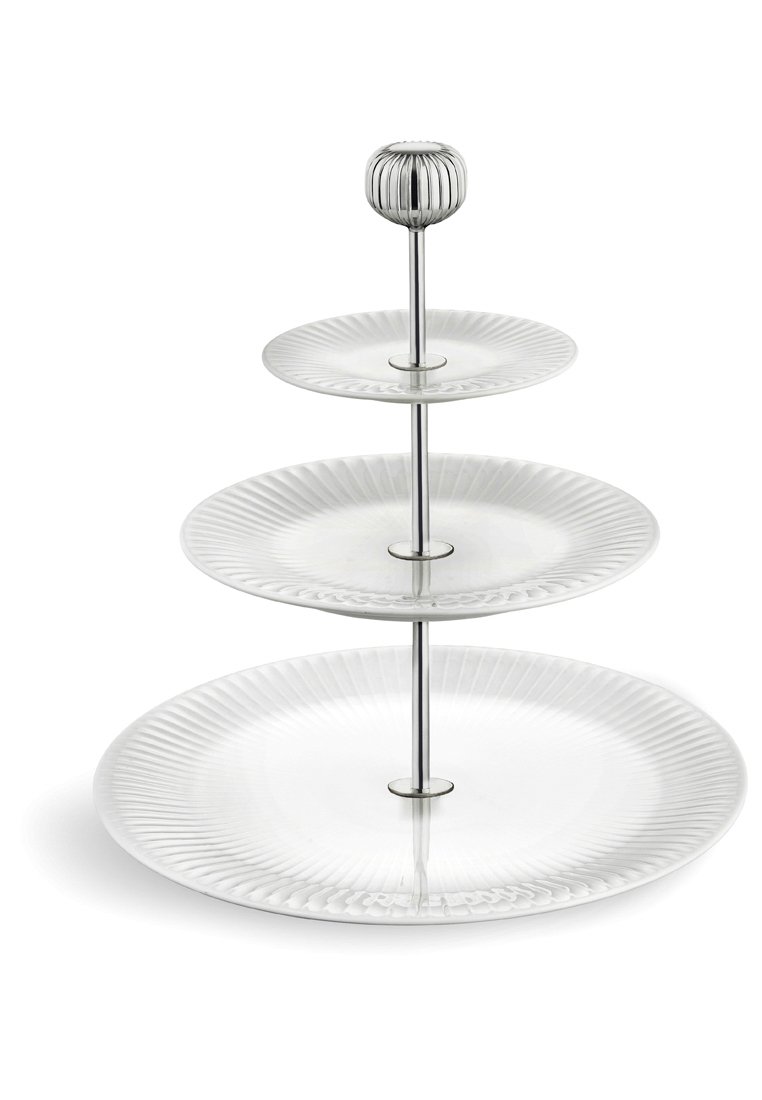 Dreistufiger Servierständer mit klaren Glasplatten, die eine gerippte Struktur aufweisen, und silbernem Metallzubehör in der Mitte und oben für Stabilität.