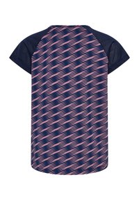 Kortärmad skjorta med ett marint och rosa diagonalt randmönster. Mjuk tyg med rundad nederkant och raglanärmar i enfärgad marinblå färg.