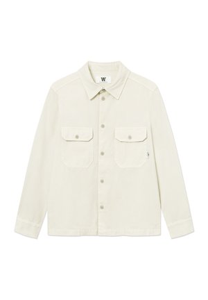 Chemise à manches longues de couleur blanc cassé avec boutons, deux poches à rabat sur le devant et un col classique, posée à plat sur un fond blanc.