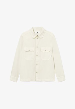 Koszula na długi rękaw w kolorze ecru z guzikami, dwie przednie kieszenie z klapkami i standardowym kołnierzykiem, ułożona płasko na białym tle.